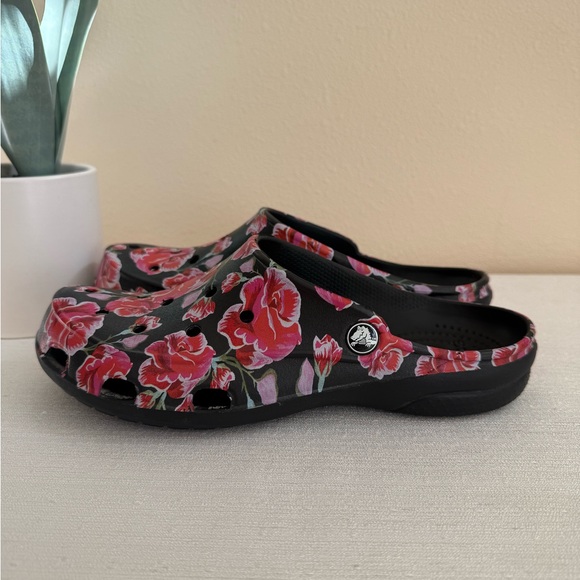 CROCS Freesail Roses Black Rubber Clogs - Picture 3 of 10